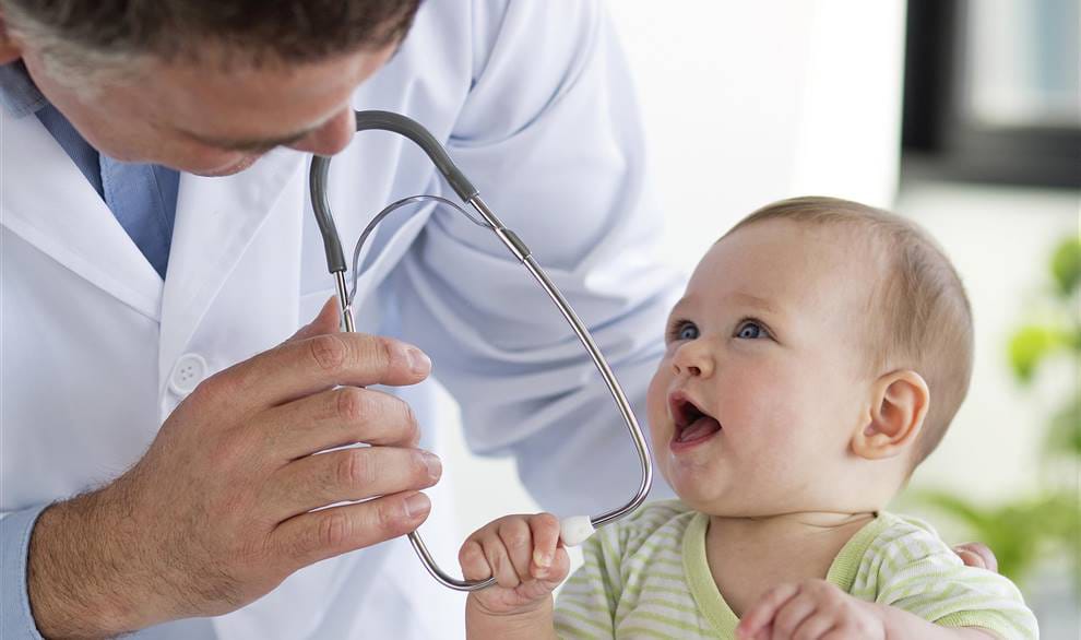 Dr. Santillán con paciente bebé